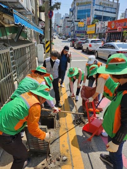시흥시 신천동, 빗물받이 청소로 수해 취약지역 피해 최소화 