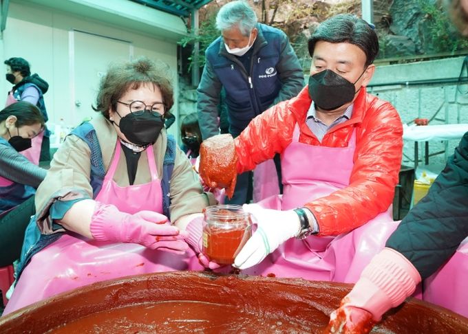 광주시 광남2동 주민자치위원회, '2025 사랑의 고추장 담그기 체험 및 판매행사' 성료