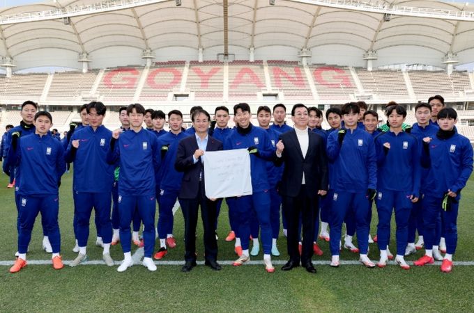이동환 고양특례시장과 대한민국 축구대표팀 선수단 기념촬영