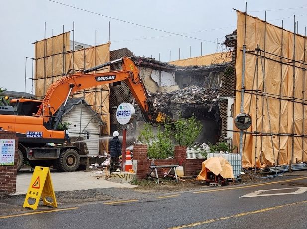철거 중