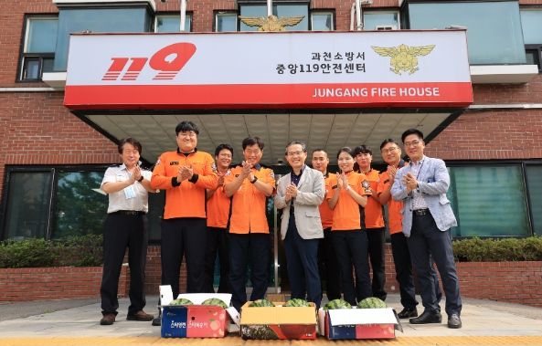 과천시, “시원한 수박 드시고 힘내세요”…과천경찰서와 과천소방서에 수박 전달