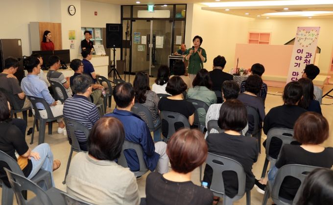 과천지식정보타운 입주민과 함께 한 과천사는 이야기마당(6월28일)에서 신계용 과천시장이 발언하고 있다.