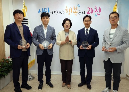 좌측부터 장은제 (주)에스디에이엠씨 대표이사, 권오선 (주)과천상상피에프브이 대표이사, 신계용 과천시장, 신정 (주)화이트코리아 대표이사, (주)디엘이앤씨 박성진 부장