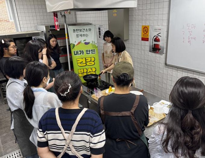 19일 진행된 내가 만든 건강밥상 수강생들이 저염 쌈장 만들기 실습에 참여하고 있다