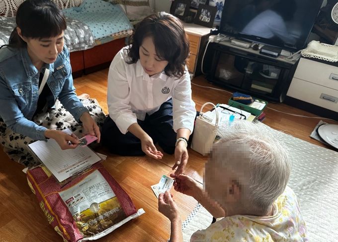 오산시 세마동, 추석 맞아 후원물품 전달 및 찾아가는 소비쿠폰 서비스 지원