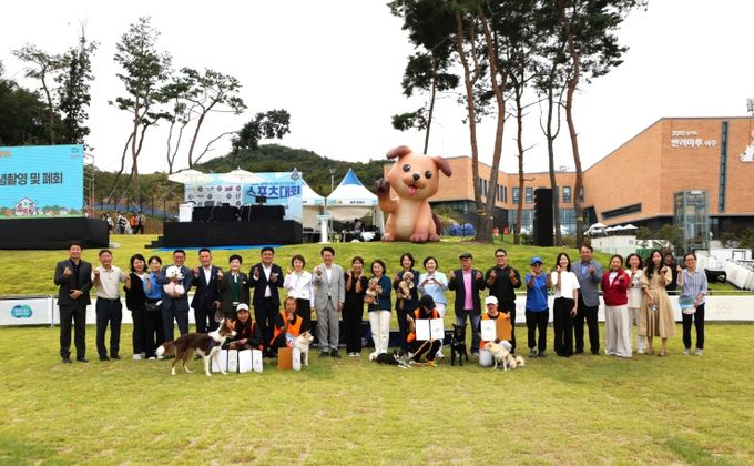 2025 경기도 펫스타 개막식 참가자 단체사진