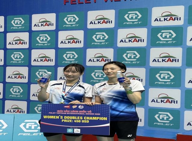 구로구청 배드민턴팀 김하나·전주이 선수가 시상식 후 트로피와 함께 기념 촬영을 하고 있다.