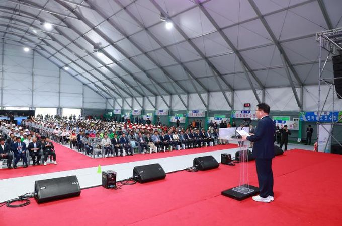 지난해 열린 2024 경북어르신생활체육대회에서 손병복 군수가 환영사를 하고있다.