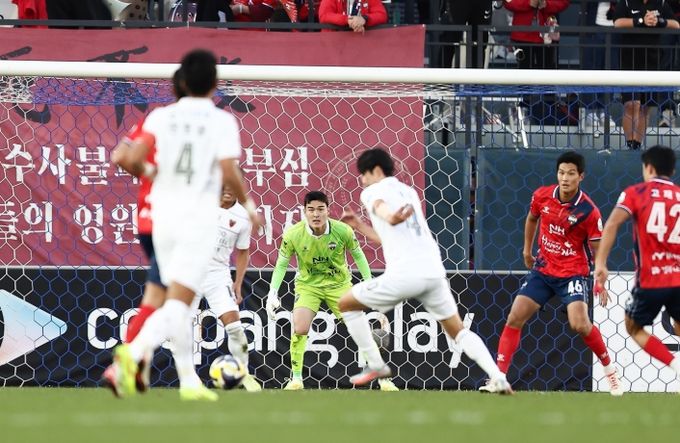 김천상무프로축구단이 11월 1일 토요일 16시 30분, 김천종합운동장에서 열린 ‘하나은행 K리그1 2025’ 35R 홈경기에서 포항스틸러스)에 0대 1로 경기를 마쳤다.