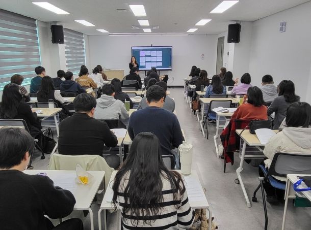 화성특례시가 4일 신규 복지업무 담당 공직자를 대상으로 역량 강화 교육을 하고 있다.