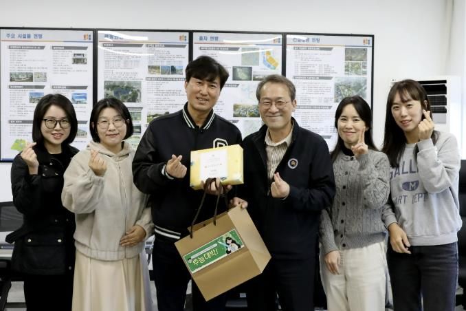 공사 월롱청사에서 조동칠 사장이 수험생 자녀를 둔 임직원에게 수능 응원선물을 전달하고 있다.