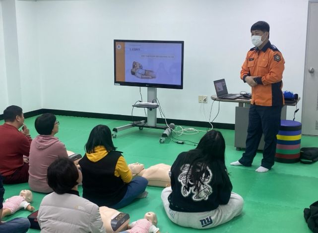 수원소방서와 함께 시민 대상으로 응급처치 교육을 하고 있다.