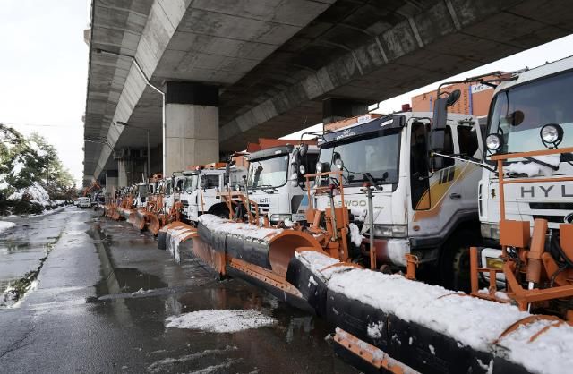 성남 수정구 수질복원센터 하적장에 대기 중인 제설 차량들