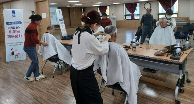 수원시 영통구 영통2동 지역사회보장협의체 '영통2동 행복미용실' 진행
