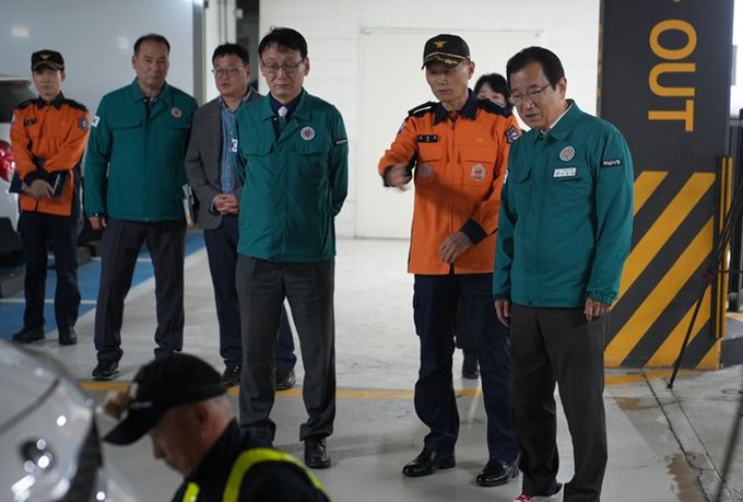 24일 호반써밋에듀파크에서 이현재 하남시장(오른쪽 첫 번째)과 조천묵 소방서장(오른쪽 두 번째), 홍종완 행정안전부 사회재난실장(오른쪽 세 번째)이 ‘전기차 화재 대응 합동훈련’을 실시하고 있다.