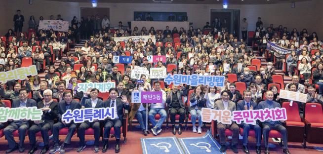 행사 참석자들이 단체 사진을 촬영하고 있다.