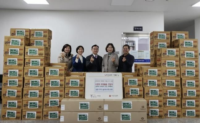 홍원표 목사를 비롯한 숲과나무교회 성도들이 인창동 행정복지센터에서 컵라면 전달식을 진행하고 있다.