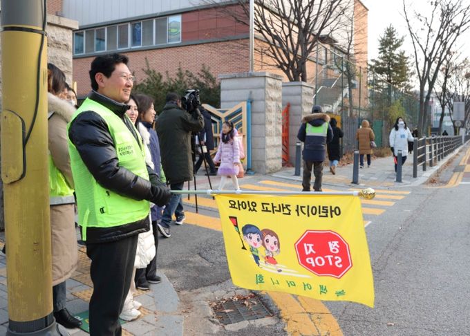 이상일 용인특례시장은 3일 대현초를 방문해 교통지도 봉사를 진행했다