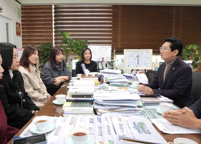 이상일 용인특례시장은 15일 시장실에서 기흥역세권에 거주하는 시민들과 만나 교육 현안을 논의했다.