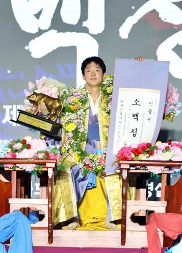 정읍 단풍미인씨름단 박상준, 생애 첫 ‘소백 장사’ 등극… 모래판 포효