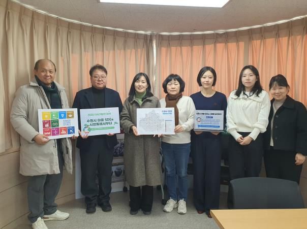 지난 18일 조원2동 행정복지센터에서 열린 실무협의회 참석자들이 기념 사진을 촬영하고 있다.