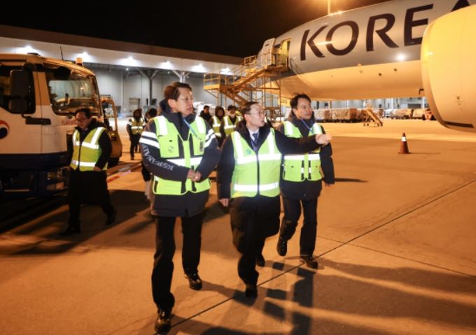 이명구 관세청장(가운데)이 1일 새해 첫 현장 일정으로 인천공항 대한항공 화물터미널을 방문하여 반도체 수출화물 통관 현장을 점검하고 있다.