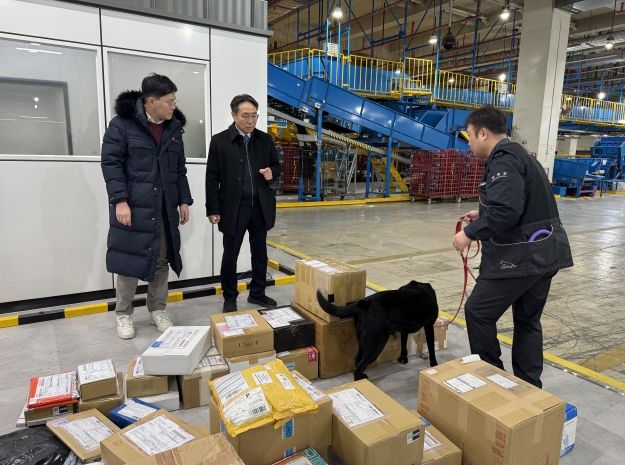 김정 관세청 조사국장(가운데)이 12일 서울 광진구 동서울우편집중국을 방문해 국제우편물 마약류 2차 검사 시범사업 운영 상황을 점검하고 있다.
<p> </p>
<p>
