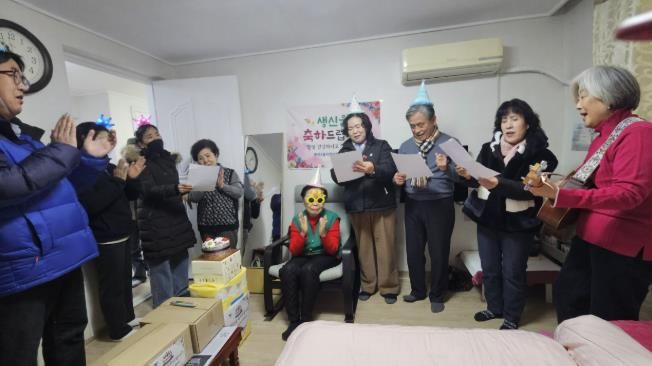 수원시 권선구 권선2동 지역사회보장협의체, 찾아가는 저소득 홀몸노인 생신축하 사업 추진