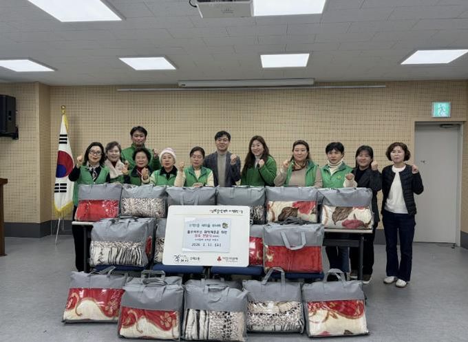 수택1동 새마을부녀회(회장 최수연)에서 담요 전달식을 진행하고 있다.