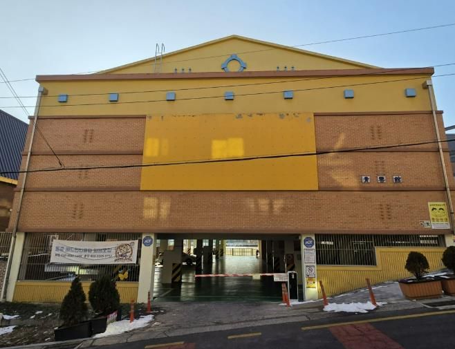 성남동중학교 체육관 주차장 입구 모습