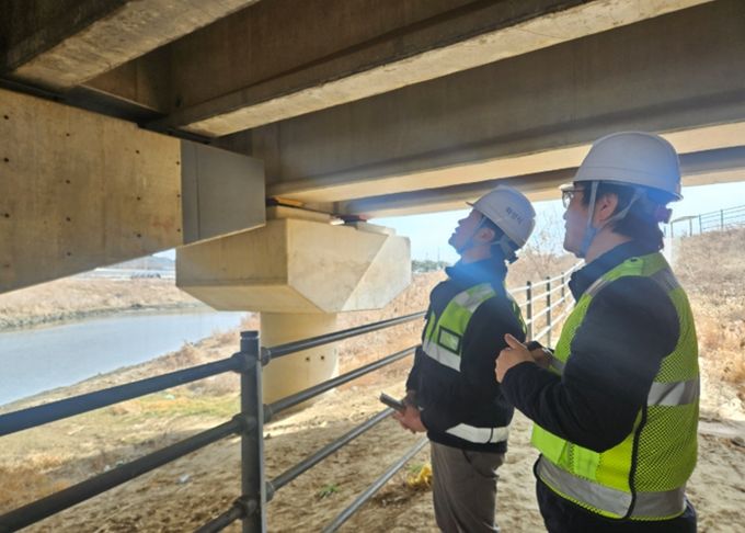 최병주 효행구청장이 동화교 하부 균열 및 침하 여부를 현장에서 점검하고 있다.