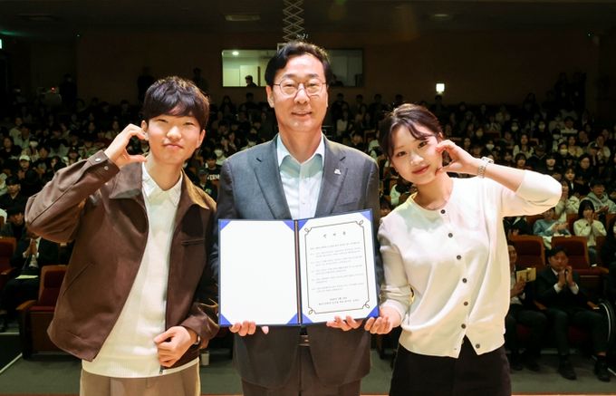 정명근 화성특례시장이 화성시장학관 신규 입사생 대표들과 함께 입사 선서문을 들고 기념촬영을 하고 있다.