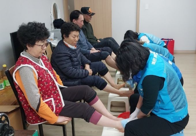 바르게살기운동 동삭동위원회, 경로당 찾아 손발 케어와 이미용 봉사