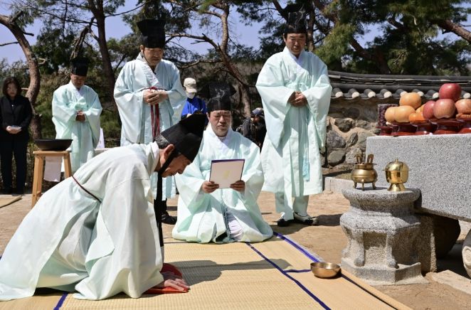 초헌관 김시업 이사장이 초헌례를 하고있다