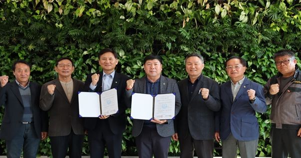 여주 농업농촌활성화 지원단 원동학센터장 외 위원 5명과 여주대학교 평생교육원 이태한 원장이 파이팅을 외치고 있다.