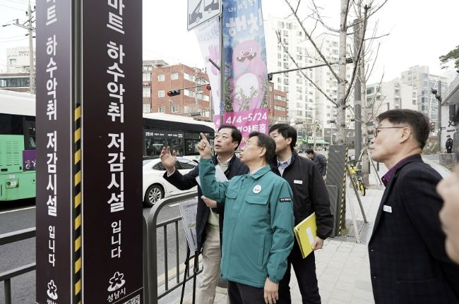 신상진 성남시장이 3월 26일 신흥2동에 있는 스마트 하수 악취 저감시설을 살펴보고 있다