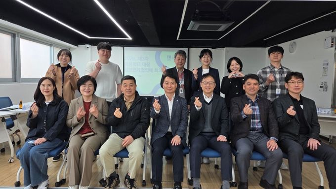 아동학대 대응 정보연계협의체 회의 참석자들이 회의를 마치고 기념촬영을 하고 있다.