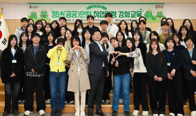 이상일 용인특례시장이 30일 시청 비전홀에서 청년인턴 사업에 참여 중인 청년들과 기념사진 촬영을 하고 있다