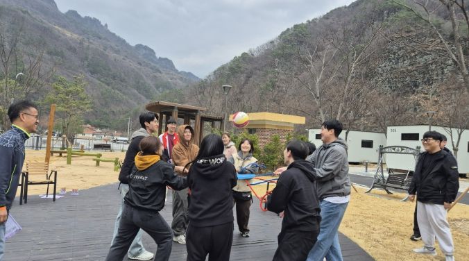 경기도지체장애인협회 수원시지회 회원들이 청량산 수원캠핑장에서 프로그램에 참여하고 있다.