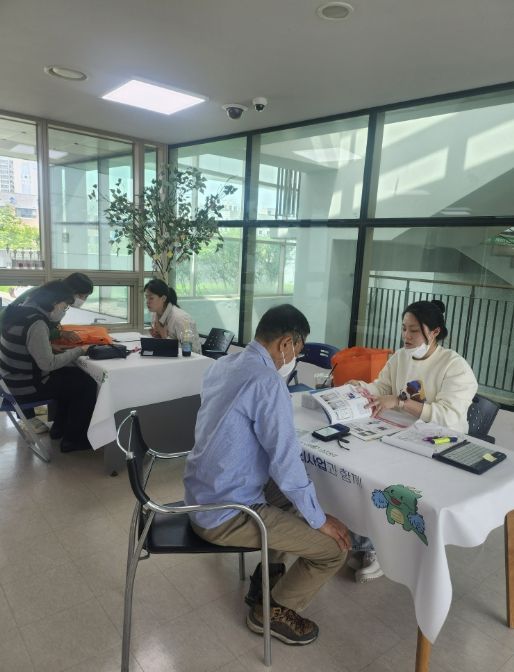 보건소에서 건강관리 상담 중인 모습