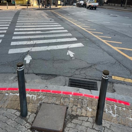 단국대삼거리 LED 바닥형 보행신호등 설치 모습